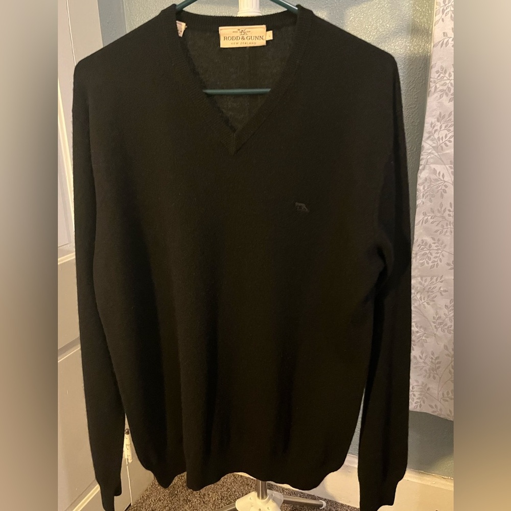 Rodd & Gunn Men’s Large Black V-neck Sweater